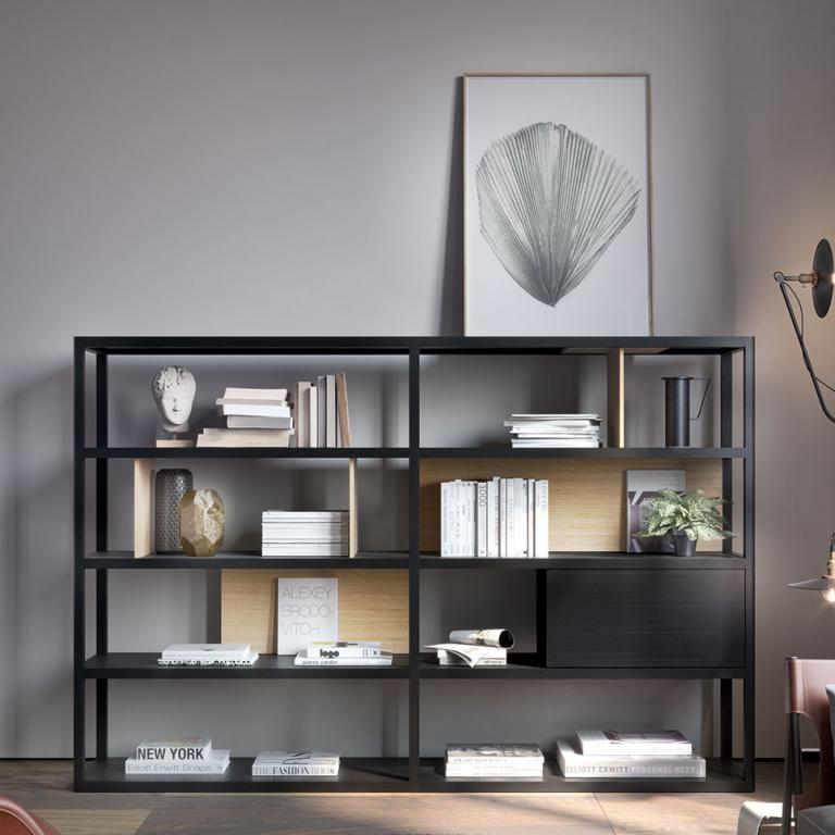 Treku est une marque internationale de mobilier contemporain fondée par la famille Aldabaldetreku en 1947 et aujourd’hui dirigée par la troisième génération. L’entreprise est depuis toujours installée à Zarautz – ville côtière du Pays Basque qui bénéficie d’une grande tradition navale – où nous concevons, fabriquons et exportons du mobilier contemporain pour plus de 50 pays du monde entier