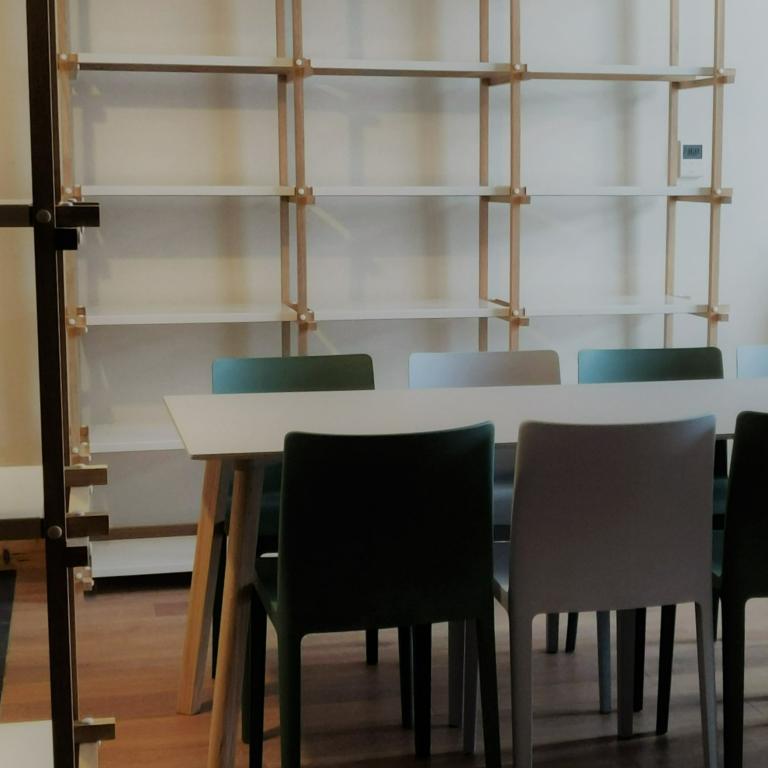 Table CPH DEUX et chaises ELEMENTAIRE de Ronan et Erwan Bouroullec