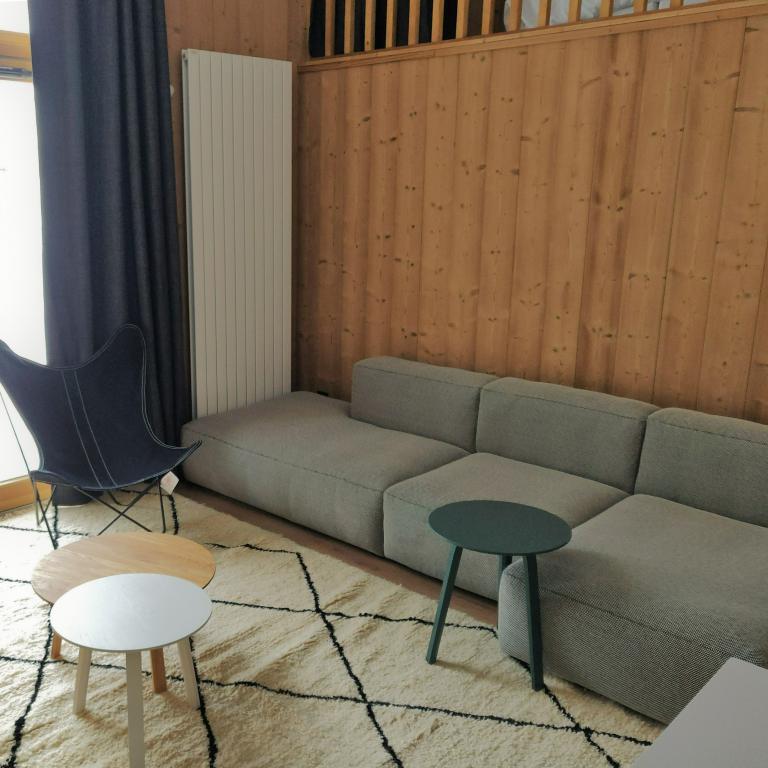 Canapé MAGS SOFT, table basse BELLA et fauteuil AA